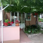 شقة Tihana